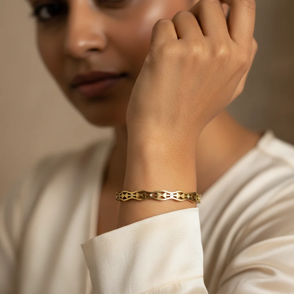 Everlasting Glow Heart Scalloped Bangle